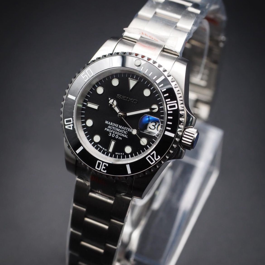 Seiko Mod Submariner Classic Black Schrägansicht mit vergrößertem Datumsfenster und Edelstahlarmband