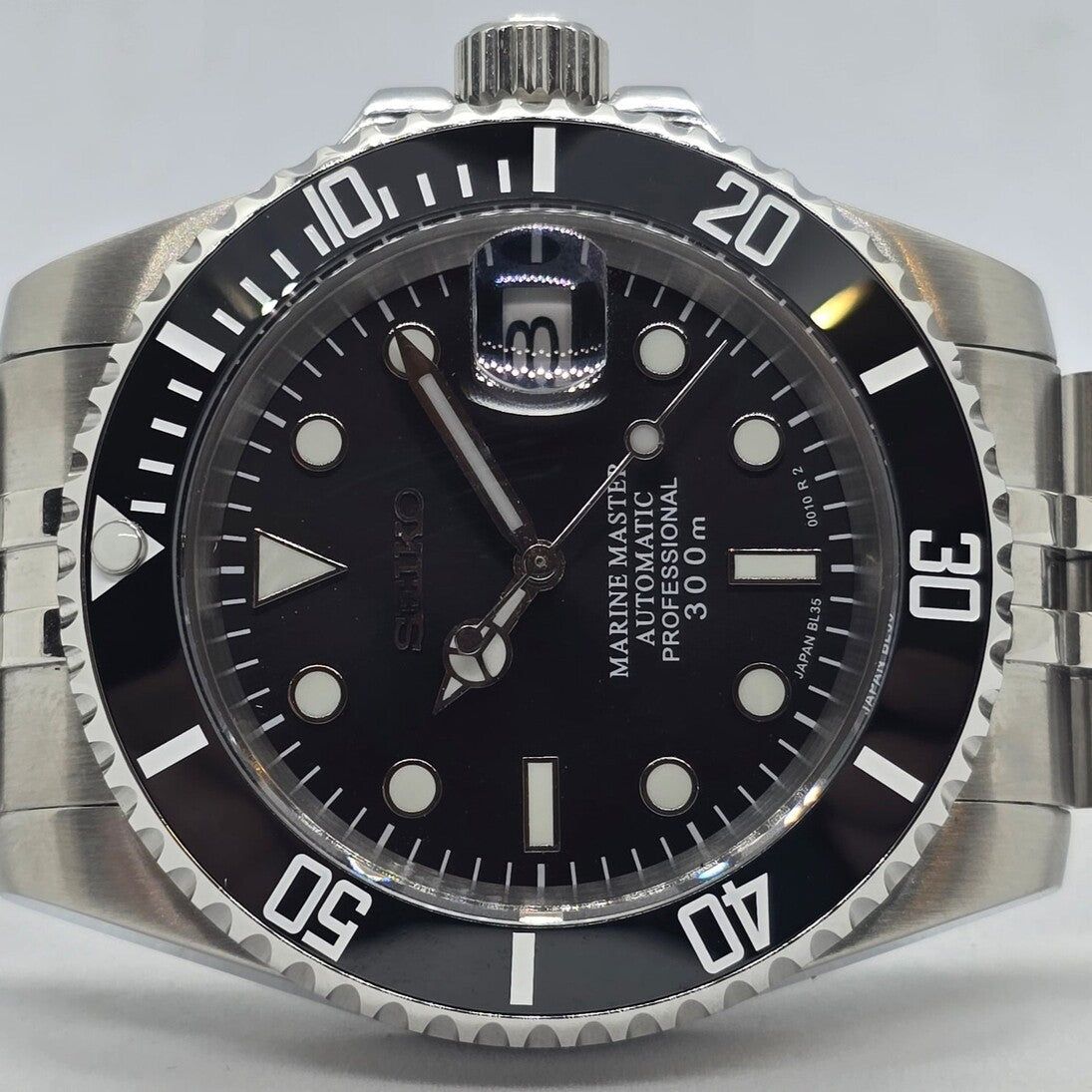 Seiko Mod Submariner Classic Black horizontale Nahaufnahme mit Lünetten-Kante und Armband-Detail