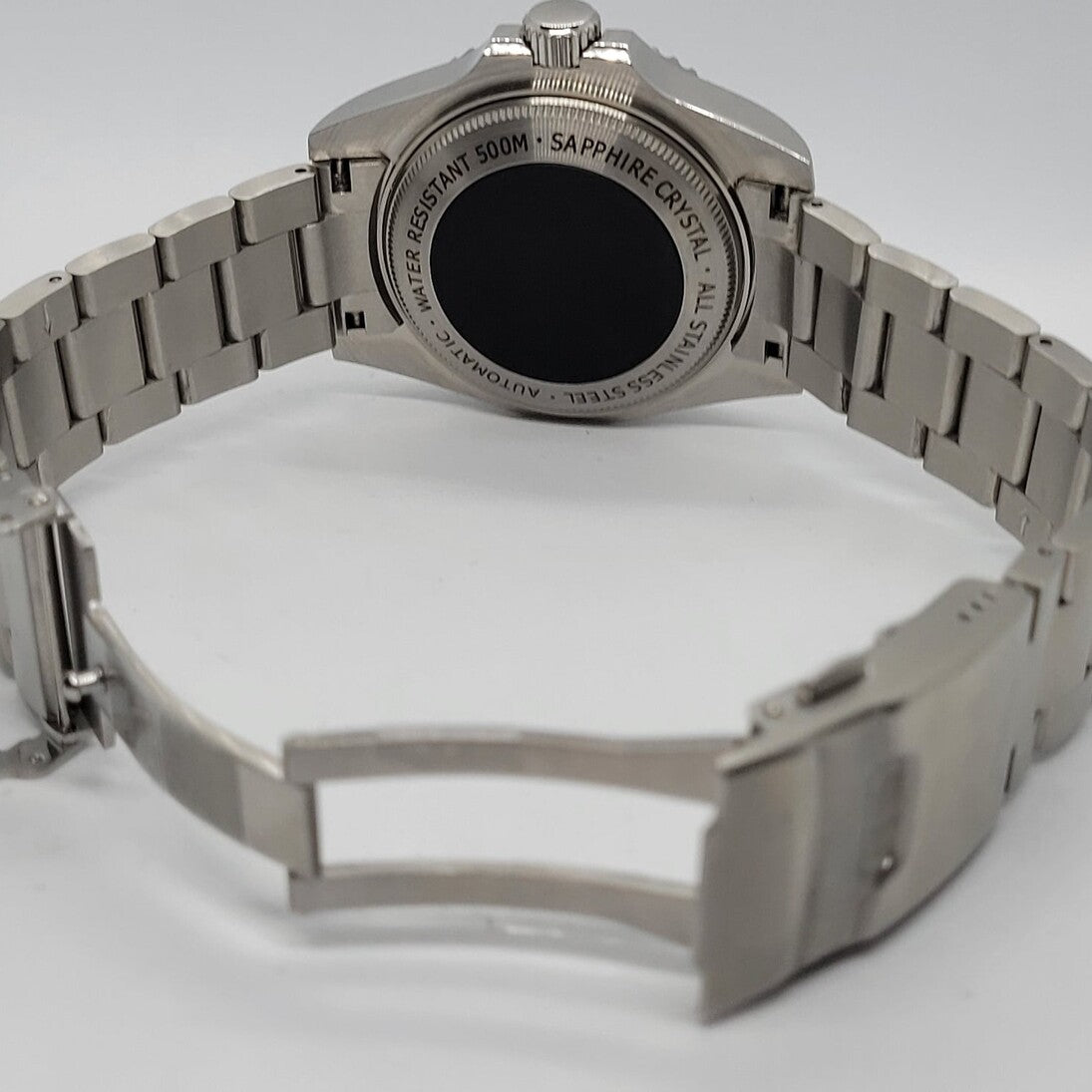 Seiko Mod Submariner Deepsea Gehäuseboden-Ansicht mit Edelstahlgehäuse und geöffneter Oyster Schließe