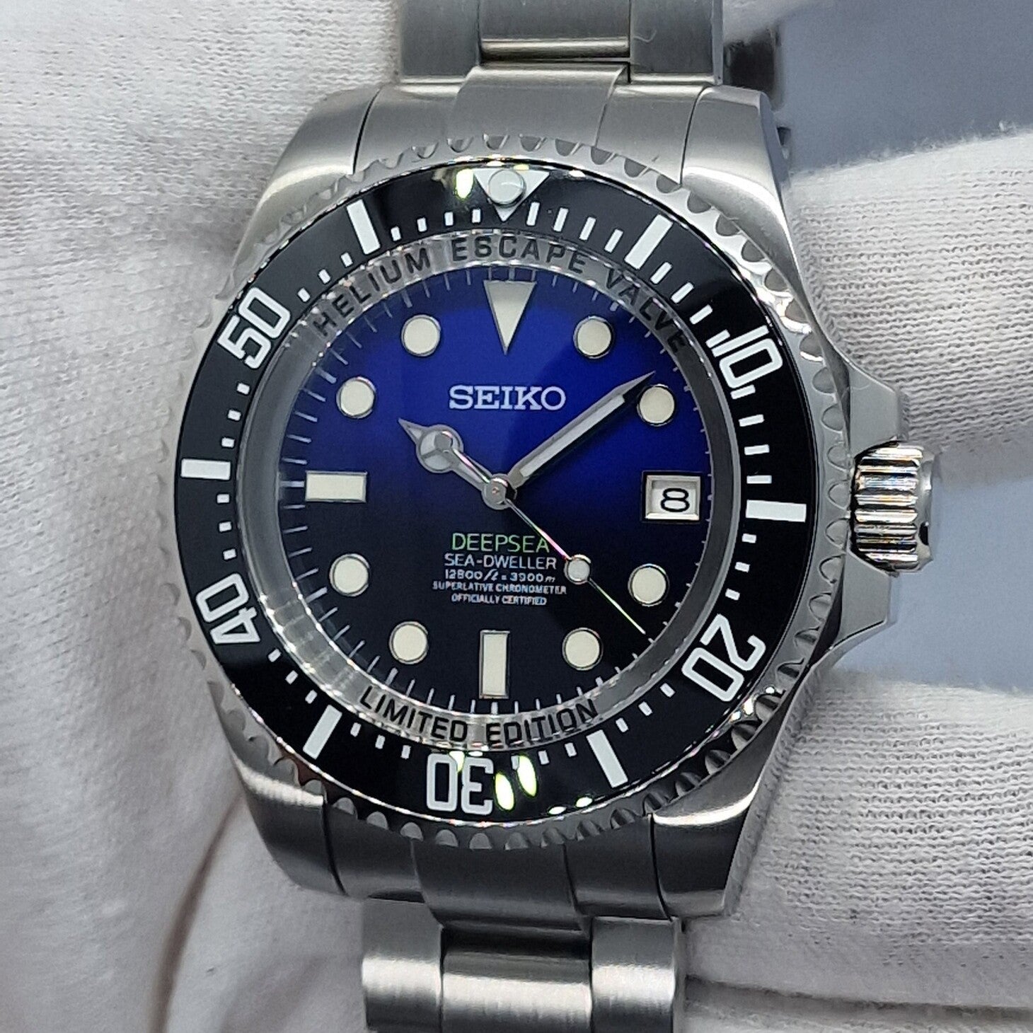 Seiko Mod Submariner Deepsea Frontansicht mit blauem Gradient-Zifferblatt und Helium-Ventil-Gravur