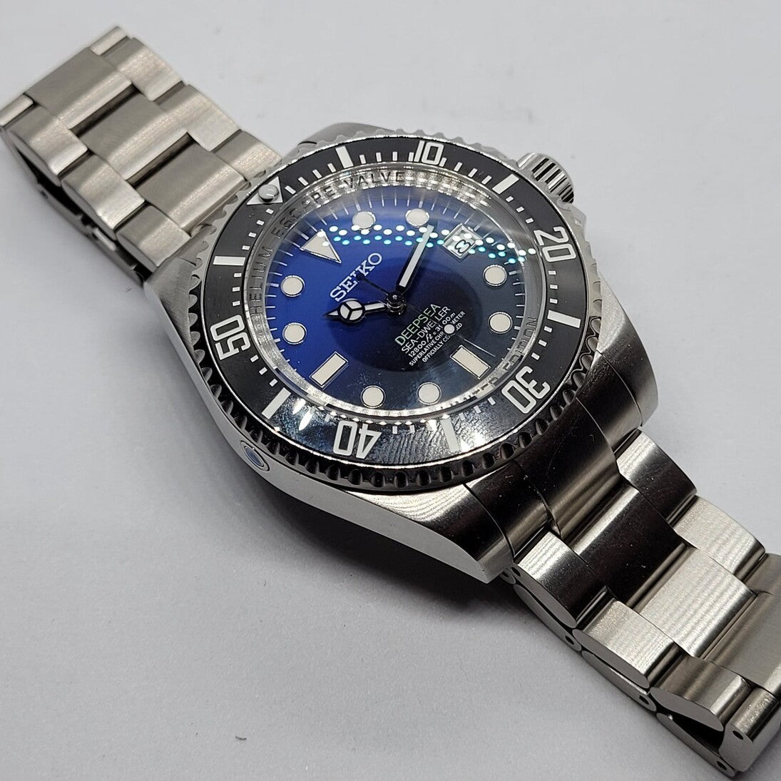 Seiko Mod Submariner Deepsea Seitenansicht mit schwarzer Keramik-Lünette und Leuchtindizes