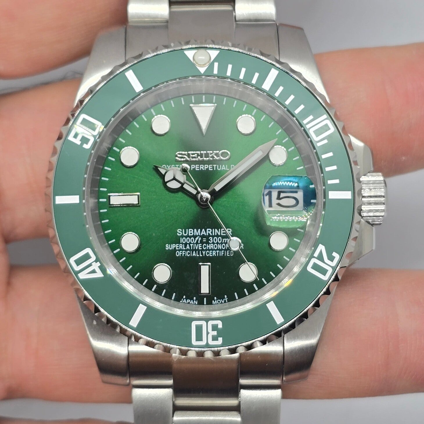 eiko Mod Submariner Hulk Nahaufnahme mit grünem Zifferblatt, Leuchtzeigern und Datumslupe
