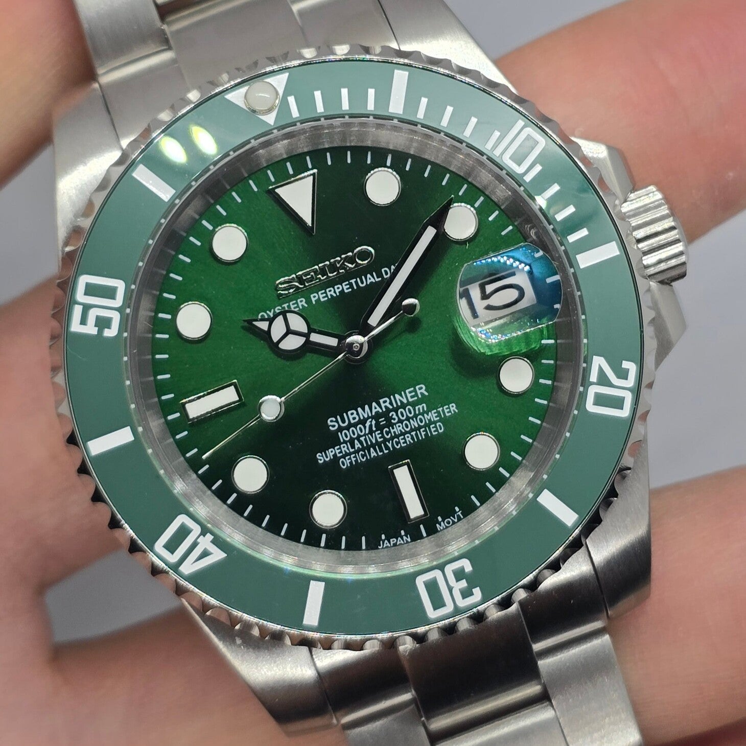 Seiko Mod Submariner Hulk mit lebendigem grünem Zifferblatt und silbernen Oyster Armband-Gliedern