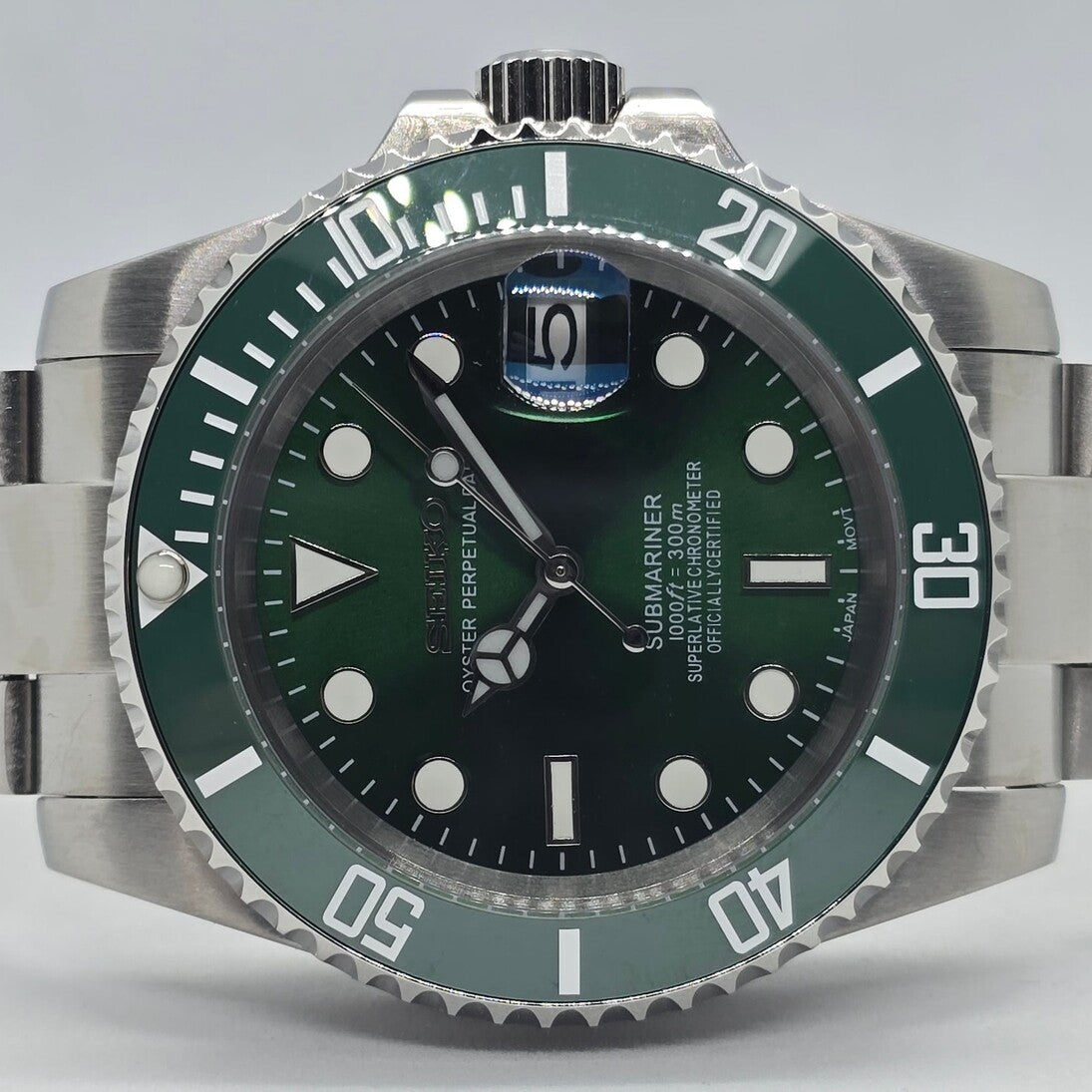 Seiko Mod Submariner Hulk horizontale Nahaufnahme mit Lünetten-Detail und strukturiertem grünem Zifferblatt