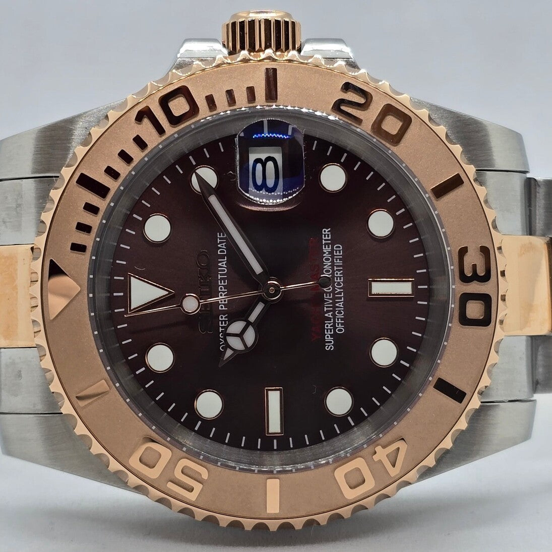 Seiko Mod Yachtmaster Rose Gold Automatikuhr horizontale Ansicht mit verschraubter Krone und poliertem zweifarbigem Armband