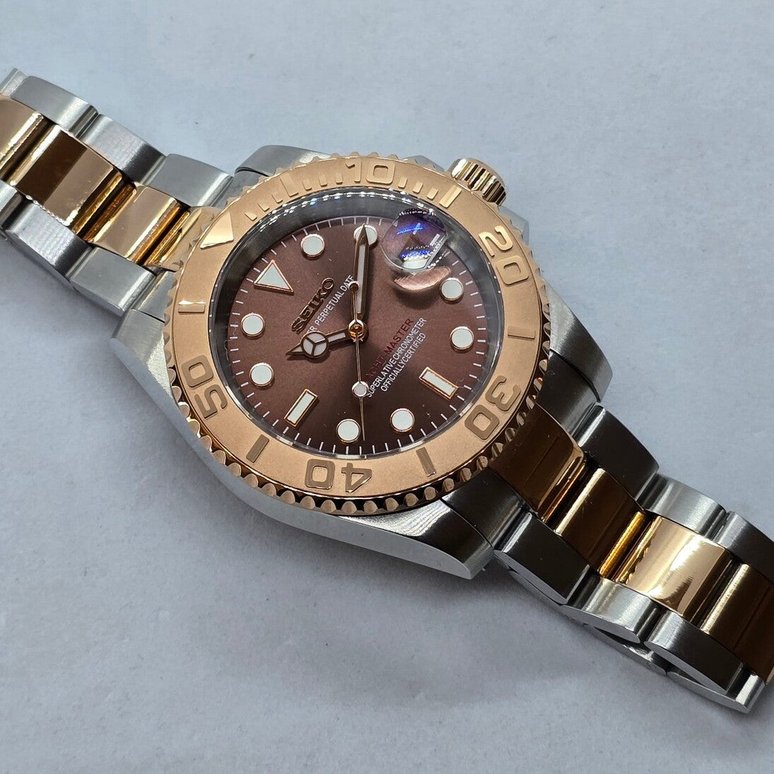 Seiko Mod Yachtmaster Rose Gold Automatikuhr Draufsicht mit strukturierter Roségold-Lünette und goldenen Akzenten