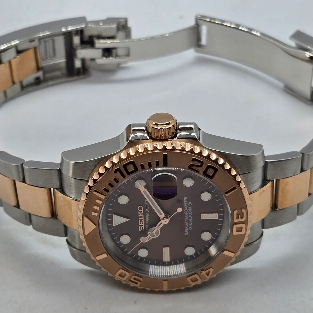 Seiko Mod Yachtmaster Rose Gold Automatikuhr Seitenansicht mit zweifarbigem Edelstahl-Roségold-Finish und Oyster Armband