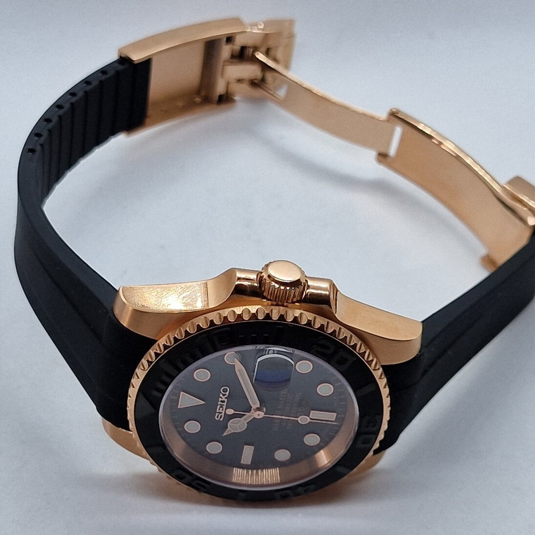 Seiko Mod Yachtmaster Rose Gold Black horizontale Draufsicht mit matter schwarzer Lünette und geöffneter Schließe
