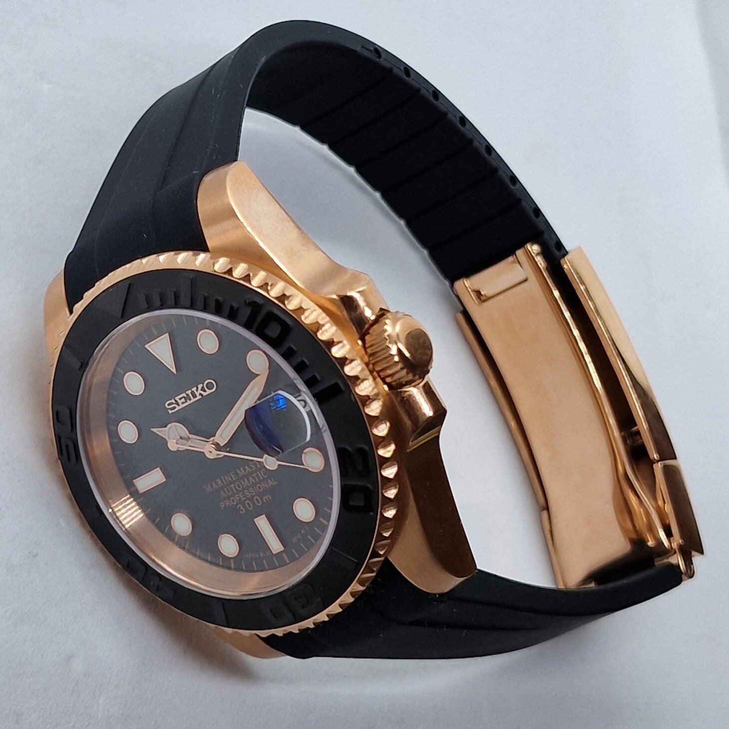 Seiko Mod Yachtmaster Rose Gold Black Seitenansicht mit verschraubter Krone, gezahnter Lünette und Roségold-Gehäuse
