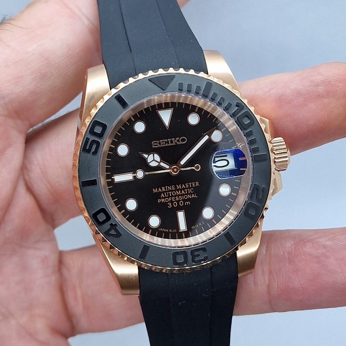 Seiko Mod Yachtmaster Rose Gold Black gerade Frontansicht mit zentriertem Zifferblatt und Kautschukarmband