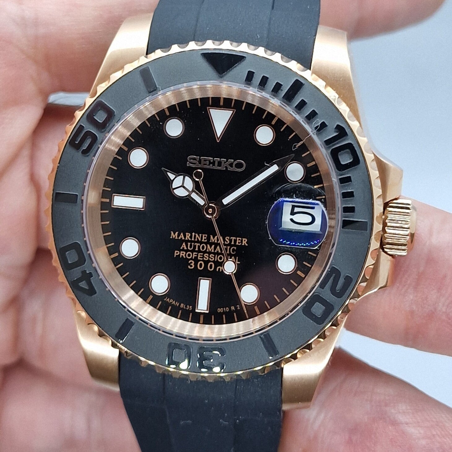 Seiko Mod Yachtmaster Rose Gold Black Frontansicht mit schwarzem Zifferblatt, Datumslupe und Roségold-Akzenten