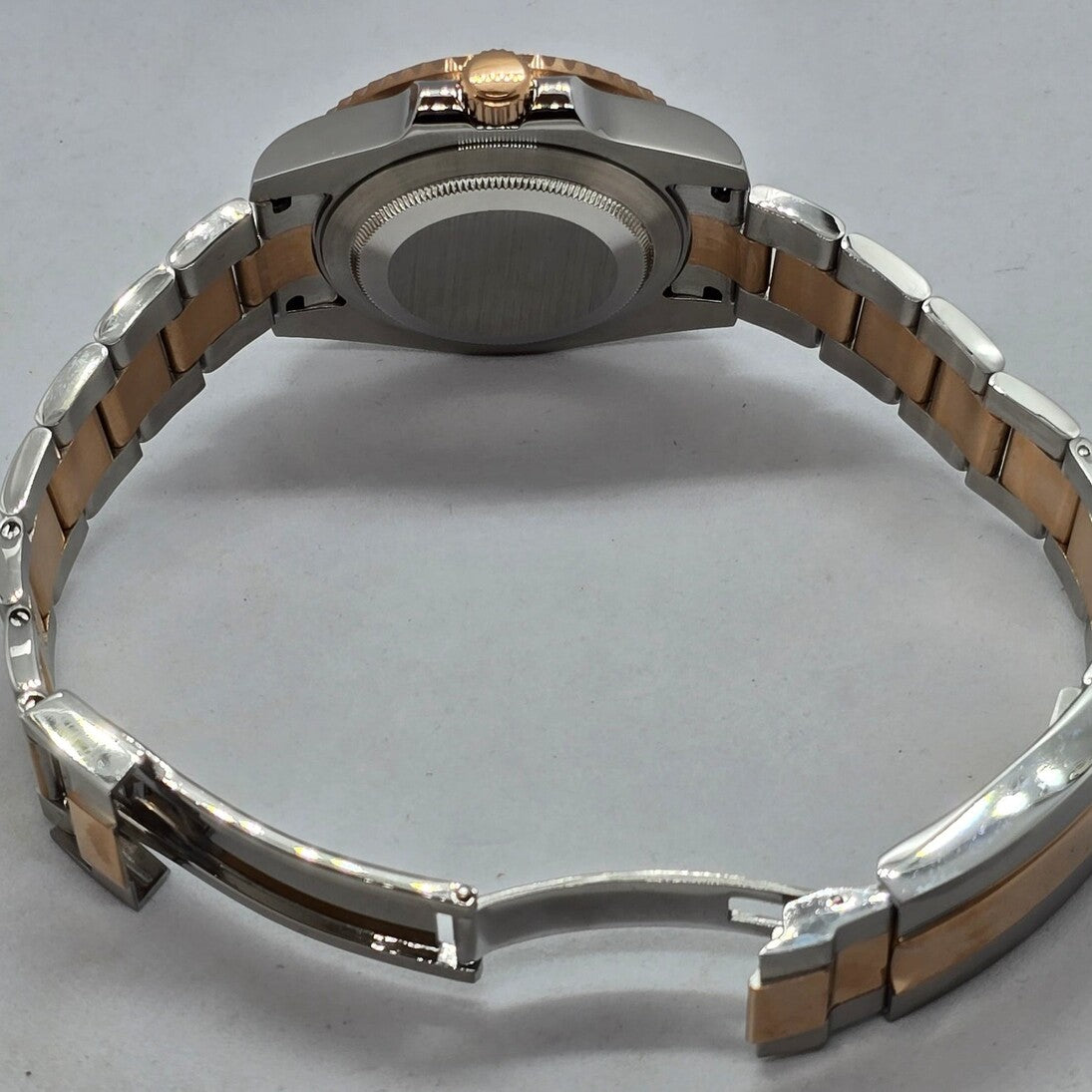 Seiko Mod Yachtmaster Rose Gold Automatikuhr Gehäuseboden-Ansicht mit zweifarbigem Armband und polierter Oyster Schließe