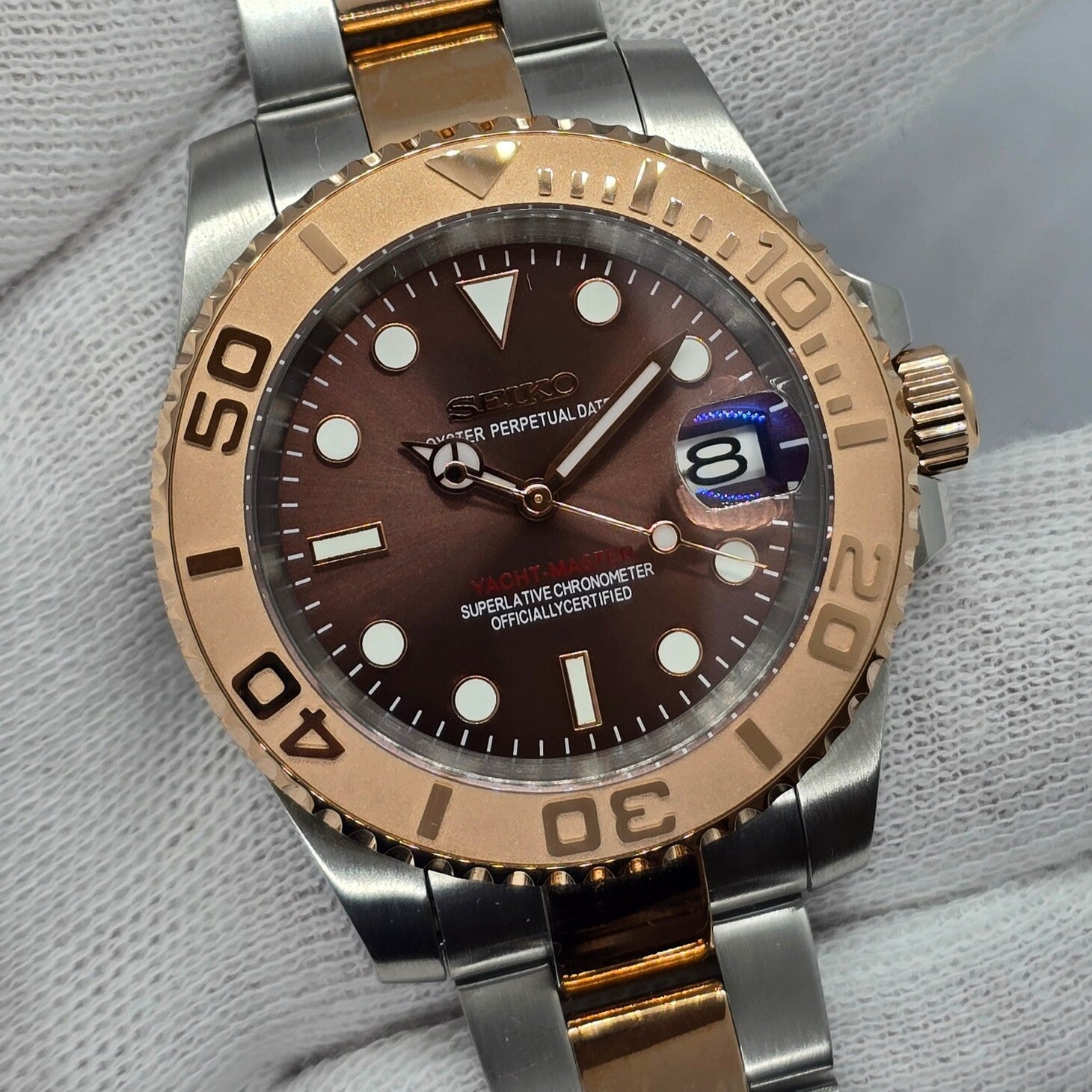 Seiko Mod Yachtmaster Rose Gold Frontansicht mit NH35 Automatikwerk, braunem Sunburst-Zifferblatt und zweifarbigem Armband